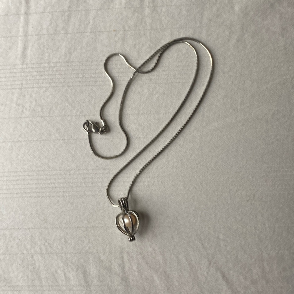 Souvenir pearl necklace